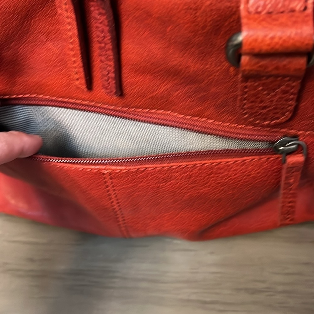 SPIKES & SPARROW RED LEATHER SHOULDER BAG - Picture 7 of 16